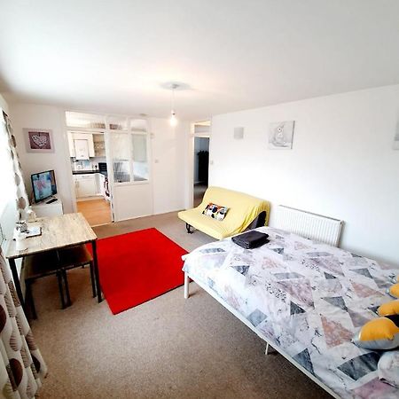 Rayleigh Town Centre 2 Bedroom Apartment Bagian luar foto