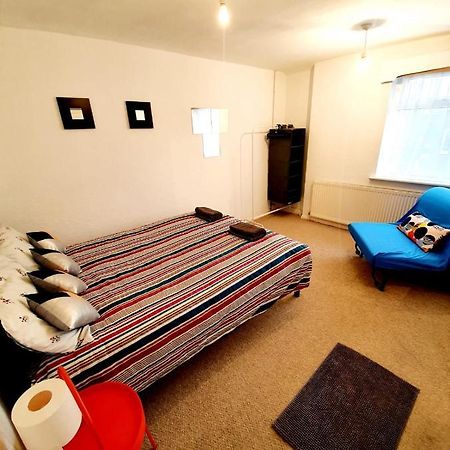 Rayleigh Town Centre 2 Bedroom Apartment Bagian luar foto